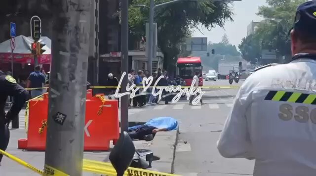 #ULTIMAHORA Motociclista murió cuando fue alcanzado con la llanta delantera de un vehículo que intentaba dar vuelta en Izazaga y 20 de Noviembre, Centro Alcaldía Cuauhtémoc El motociclista de aprox 35 años salió proyectado impactándose contra un poste