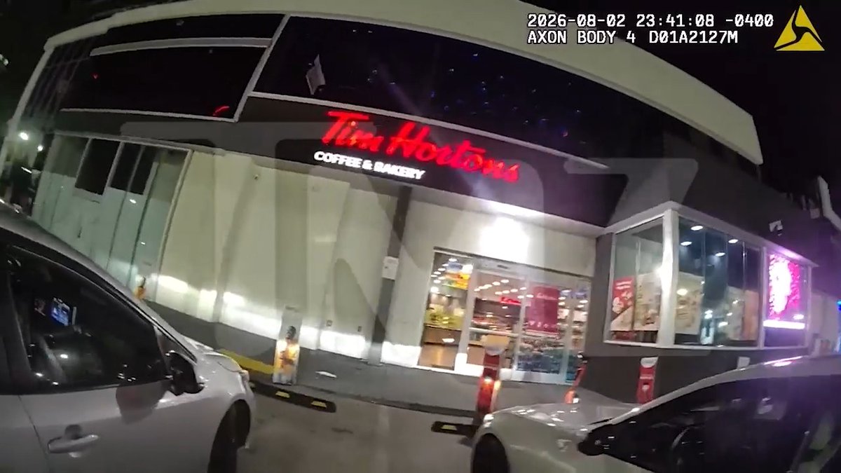 🚨 EXCLUSIVE: Influencer Shamar McCoy recognized by fans during arrest.