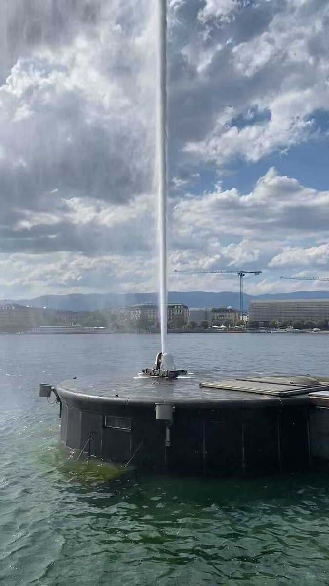 das ist mal ein Springbrunnen: 500 Liter schießen hier je Sek. mit 200 km/h das Wasser des Genfer Sees bis zu 140m hoch (2 Pumpen mit zus. 1360 PS!); an einem Tag mit 31°C sehr erfrischende Gischt und Wassernebelwände, die die Sonne etwas verdecken: #Genf #Genéve #LeJetdEau 🇨🇭