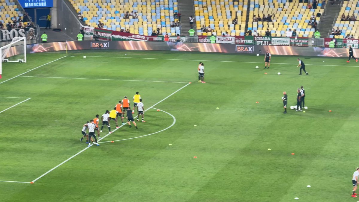 No detalhe! O aquecimento comandado pela comissão técnica de Pedro Emanuel tem um foco especial na bola parada defensiva, um dos principais pontos fracos do Vasco há bastante tempo. Não lembro de ver esse tipo de simulação no aquecimento com os treinadores recentes. #vasco #lancevasco