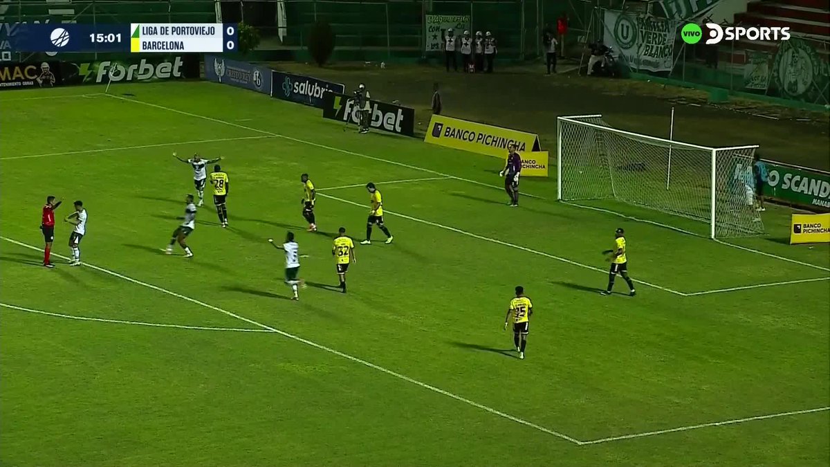 Aquí la mano de Bryan Carabalí que el árbitro no sancionó como penal, perjudicado Liga de Portoviejo en esta jugada. Claramente hace el movimiento con su brazo para desviar la pelota. Insólito que no exista VAR en esta instancia.