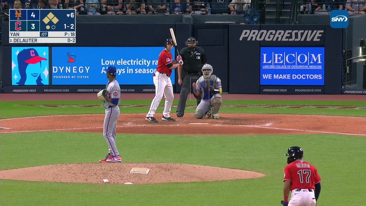 Jefry Yan gets out of bases-loaded trouble!
