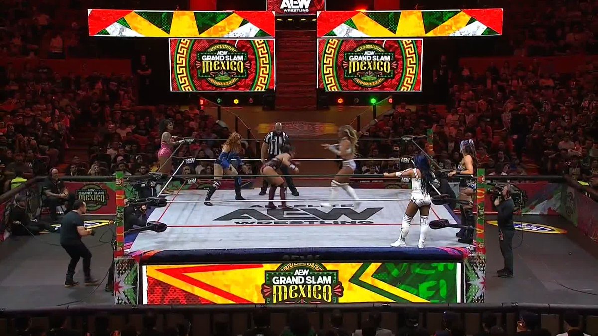 Excellent triple team on display from the Brawling Birds &amp; AEW Women's World Champion @WillowWrestles! Watch #GrandSlamMexico LIVE on TBS &amp; HBO Max