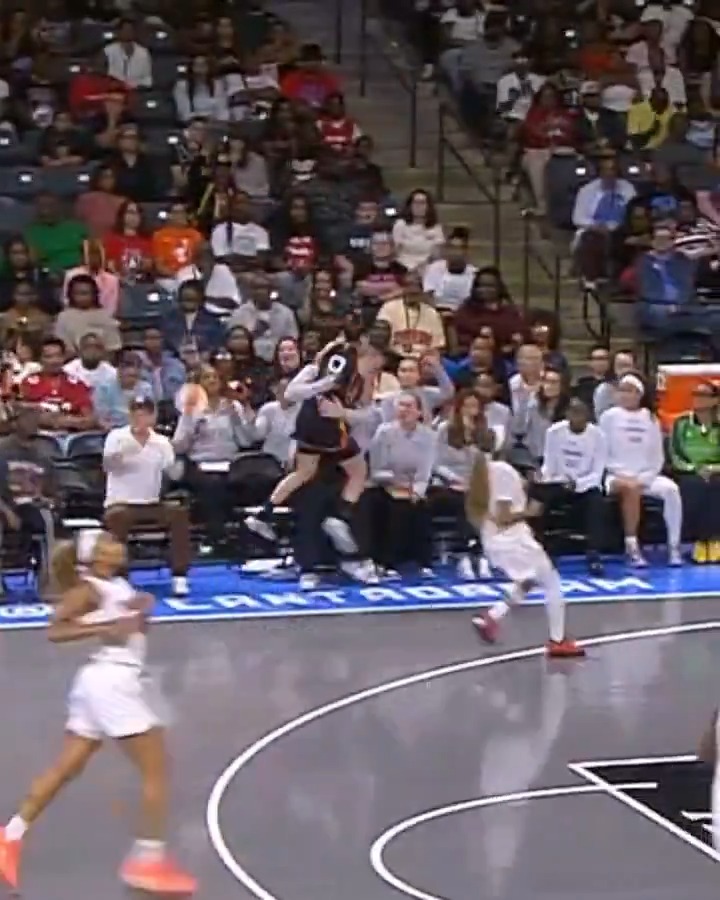 Kelsey Plum bear hugs Dream coach Karl Smesko while going after the ball 😅