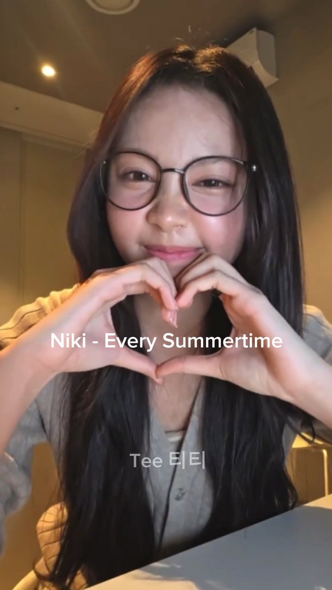 “Dia benar-benar cocok banget buat lagu bergenre R&B!” - Cnetz Ternyata banyak Cnetz yang muji suara vokal Carmen 2 hari yang lalu. Suaranya soft banget, unik dan bahkan merdu banget buat dijadiin playlist cover song by Carmen.. Some kind of message from them to Carmen.. 👧 : Dia benar-benar cocok menyanyikan lagu R&B. Tolong jangan terus-terusan menyuruhnya menyanyikan nada-nada tinggi. Memang terdengar bagus, tapi gaya R&B seperti ini jelas jauh lebih cocok untuknya. 👧🏻 : “Ini level seorang main vocal?” Aku benar-benar terpesona! Carmen menyanyikan “Birds of a Feather” dengan kualitas live yang terdengar seperti rekaman CD. Suaranya benar-benar bak suara malaikat. 👧 : Memang sudah sewajarnya seorang idol menunjukkan kemampuan menyanyinya lewat konten live. Apalagi konten yang dibuat seharusnya lebih menampilkan bakat mereka, bukan hanya membuat konten lucu di TikTok lalu mengunggahnya ke Instagram 🧒🏻 : Benar-benar pantas menjadi main vocal Hearts2Hearts. 🧒🏼 : Mom, aku baru saja bertemu seorang malaikat bernama Carmen. 👦🏼 : Carmen adalah main vocal, tetapi kemampuan menyanyinya belum pernah benar-benar dipromosikan melalui akun resmi. Padahal, kalau saja ada konten resmi yang memperlihatkan dia bernyanyi live, mungkin tidak akan ada lagi yang meragukan kemampuannya. Even Cnetz aja sebangga dan sesuka itu ma suaranya Carmen apalagi kita yang satu negara….i’m proud of you Carmen ❤️❤️. Lets spread love to Carmen ❤️❤️ #Carmen #카르멘