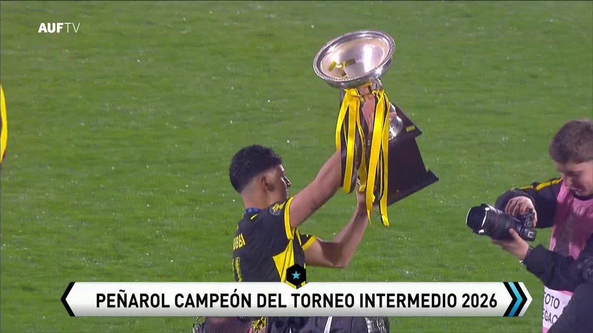 YA SE GANÓ EL CORAZÓN DEL PUEBLO CARBONERO: Leo Jaime les mostró la copa del Torneo Intermedio a los hinchas de Peñarol en el Estadio Centenario y fue ovacionado. 📺 #DisneyPlus Plan Premium