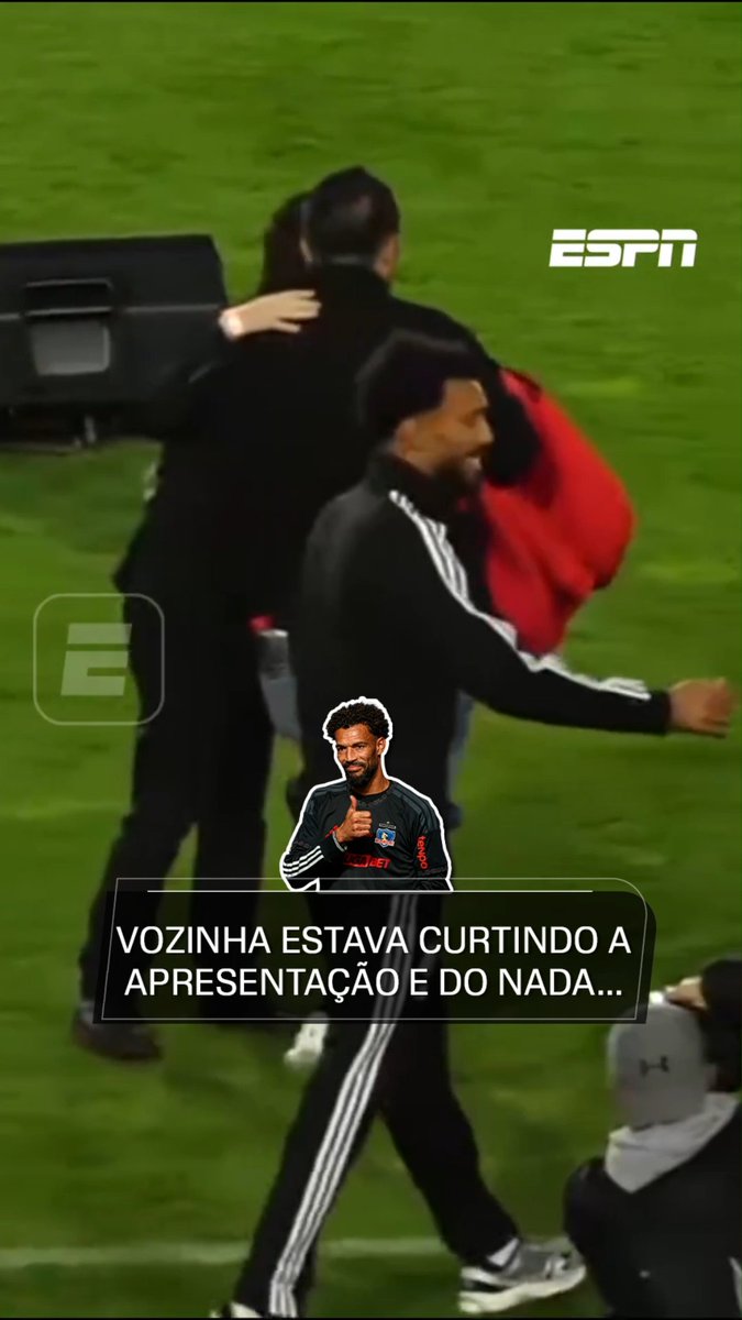 O CARA CAIU DE PARAQUEDAS NO MEIO DA APRESENTAÇÃO DO VOZINHA 🤣 O goleiro de Cabo Verde é o mais novo reforço do Colo Colo para a temporada e foi surpreendido com algo bizarro durante sua apresentação no clube chileno. Já tinha visto isso, fã de esportes? (via espnargentina/IG) #FutebolNaESPN #Vozinha