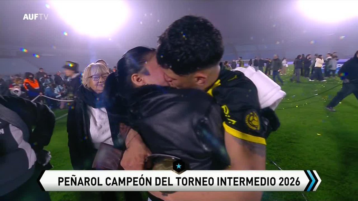 EL FESTEJO MÁS ESPERADO: Leo Jaime celebró con su familia luego de la consagración de Peñarol en el Torneo Intermedio. 📺 #DisneyPlus Plan Premium