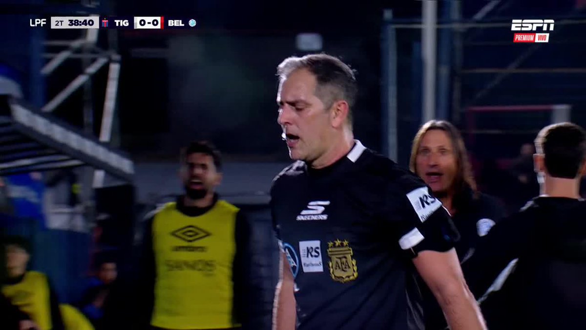 De ninguna manera es penal ese roce de pies. Echenique no se iba a perder la chance de cobrarlo. Estaba tan nervioso por tener que cumplir con la orden de cobrarlo que no pudo ni explicar la jugada. De regalo aprovechó y echó a Sanchez. Oviedo lo erró.