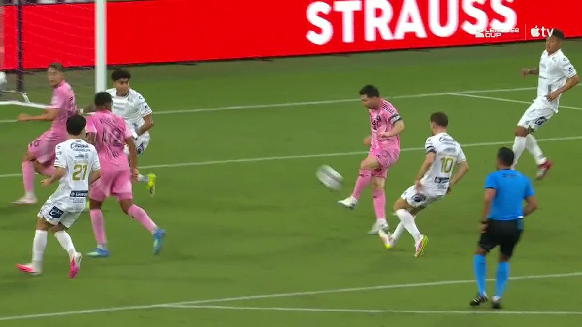 CADA REPETICIÓN ES MEJOR: Leo Messi puso su zurda para que la pelota viaje de primera al arco en su primer gol del doblete que marcó para Inter Miami en la #LeaguesCup. 📺 Leagues Cup on Apple TV