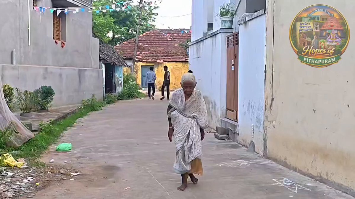 వృద్ధాప్యంలో అందరికీ కావాల్సింది డబ్బు కాదు… “మేమున్నాం” అనే భరోసా. పిఠాపురంలోని 85 ఏళ్ల వృద్ధురాలు అనారోగ్యంతో ఒంటరిగా జీవిస్తున్న విషయం తెలుసుకున్న వెంటనే స్పందించిన ఉప ముఖ్యమంత్రి శ్రీ Pawan Kalyan గారు, ఆమెకు సామాజిక పెన్షన్ మంజూరయ్యే వరకు అండగా నిలవాలని సూచించారు. ఆ సూచనతో ముందుకు వచ్చిన పిఠాపురం మున్సిపల్ కమిషనర్ గారు, సామాజిక పెన్షన్ మంజూరయ్యే వరకు ప్రతి నెలా ₹2,000 వ్యక్తిగతంగా అందించేందుకు ముందుకు రావడం నిజంగా అభినందనీయం. మంచం, ఫ్యాన్, లైట్లు, పండ్లు, వస్త్రాలు, నిత్యావసర సరుకులు అందించి ఆ అవ్వకు భరోసా కల్పించారు. పదవి గొప్పది కాదు… మనసు గొప్పది. ఇలాంటి మానవత్వమే సమాజానికి నిజమైన స్ఫూర్తి.