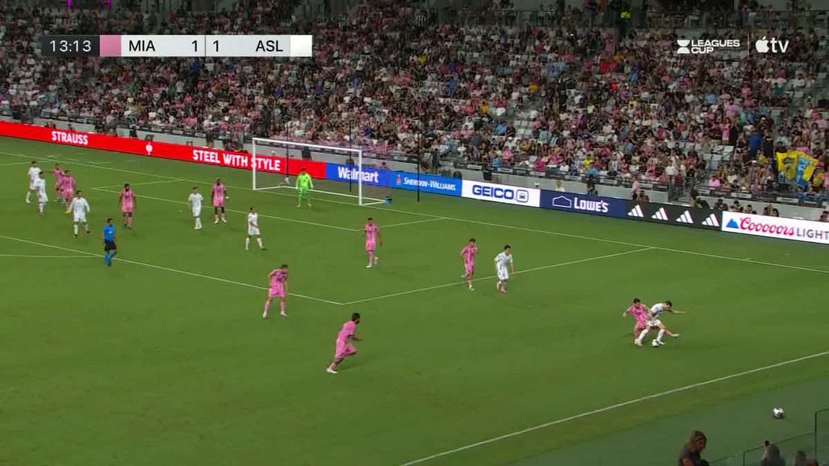 ¡EL PIBE DE 39 AÑOS QUE LUCHA TODAS LAS PELOTAS! Leo Messi marcó un doblete, dio una asistencia, pero también ayudó a defender en la victoria 4-2 de Inter Miami a Atlético de San Luis. 📺 Leagues Cup on Apple TV