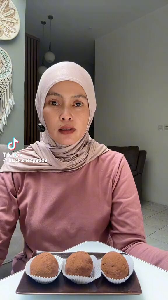 GAWAT, STOK KIMPUL BELIAU UDAH HABIS‼️😫 setelah kimpul chewy cookie terbitlah gembili chewy cookie. biasanya pakai kimpul, tapi karena stoknya habis diganti gembili btw, aku curiga kayaknya gara-gara satu Indonesia mendadak nyari kimpul, stok kimpul beliau jadi kosong... AYO NGAKU siapa yang borong kimpul??? 😭☝