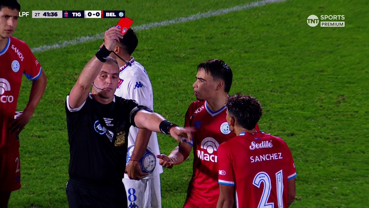 Fernando Echenique no dudó en sacar la tarjeta roja. El árbitro expulsó a Sánchez luego de que el mediocampista reclamó por el penal cobrado. Viví el Torneo Clausura 2026 por TNT Sports Premium y disfrutalo también en HBO Max 👉 #Suscribite #LPFxTNTSports