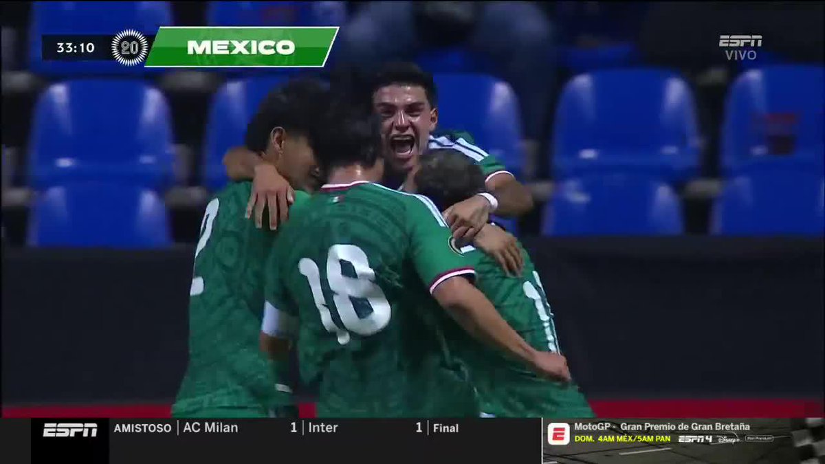 ¡MÉXICO PEGA PRIMERO! El Tri aprovecha una mala salida del arquero y Echilvestre anota de cabeza. ⚽🇲🇽 Disfruta por ESPN y #DisneyPlus