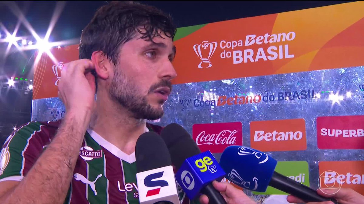 Sujeito homem Postura de general Infelizmente os responsáveis por isso ficaram omissos.