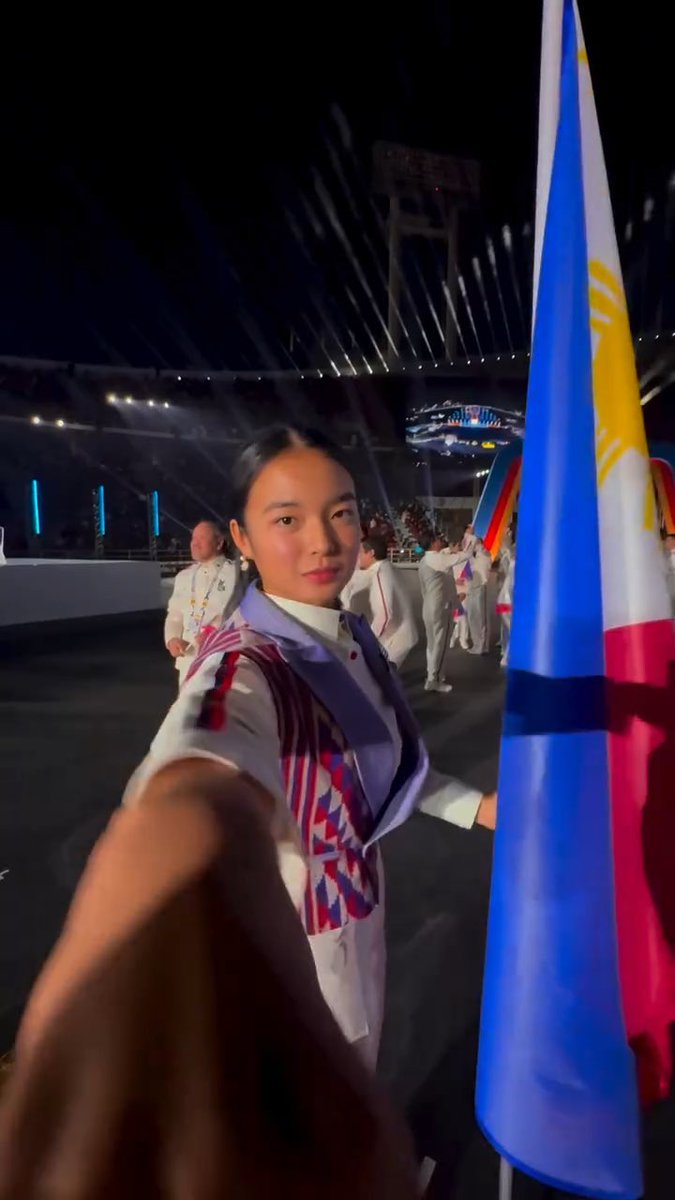 omg! on and off the court she is gorgeous easy Alex Eala! 😭