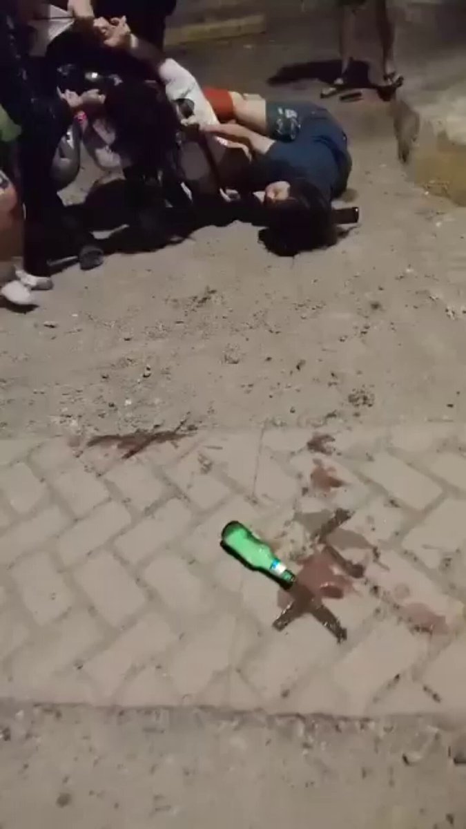 Agentes de PNC El Salvador capturaron a Linda Rosibel Henríquez Gil, y Johana Elizabeth Rivas Guardado, por protagonizar una pelea en las afueras de una discoteca ubicada en un centro comercial de La Libertad Costa. El hecho quedó registrado en un video que circuló en redes sociales y ambas fueron ubicadas posteriormente en el parque municipal de la zona.