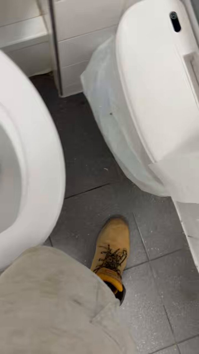 Starbucks sink leak💦 would u come in and lick it?