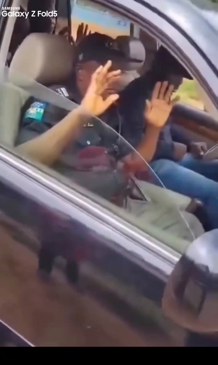 Members of ESN/ipob terrorists intercepted a vehicle with a 🇳🇬 Police escort. I doubt if that officer would survive that encounter. ESN/IPOB has zero chills for men in uniform.