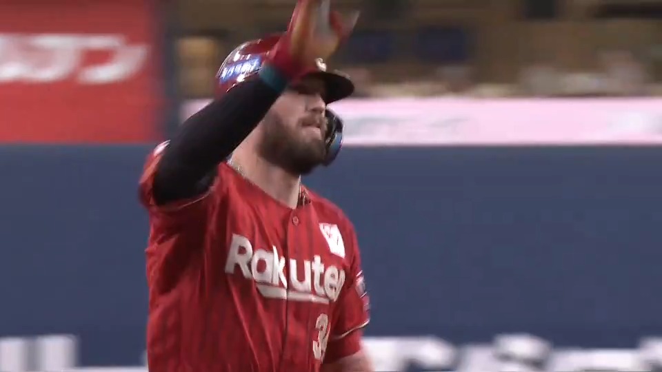 【1回表:B 0-2 E】 先制! 2死から佐藤直樹選手がヒットで出塁すると #カーソン・マッカスカー 選手の打球はレフトスタンドへ! ■マッカスカー選手コメント 「打ったのは多分カット。 トレーナーさんのおまじないのおかげかな 先制することができてよかったよ(ニコ)」 #RakutenEagles #強鷲革新