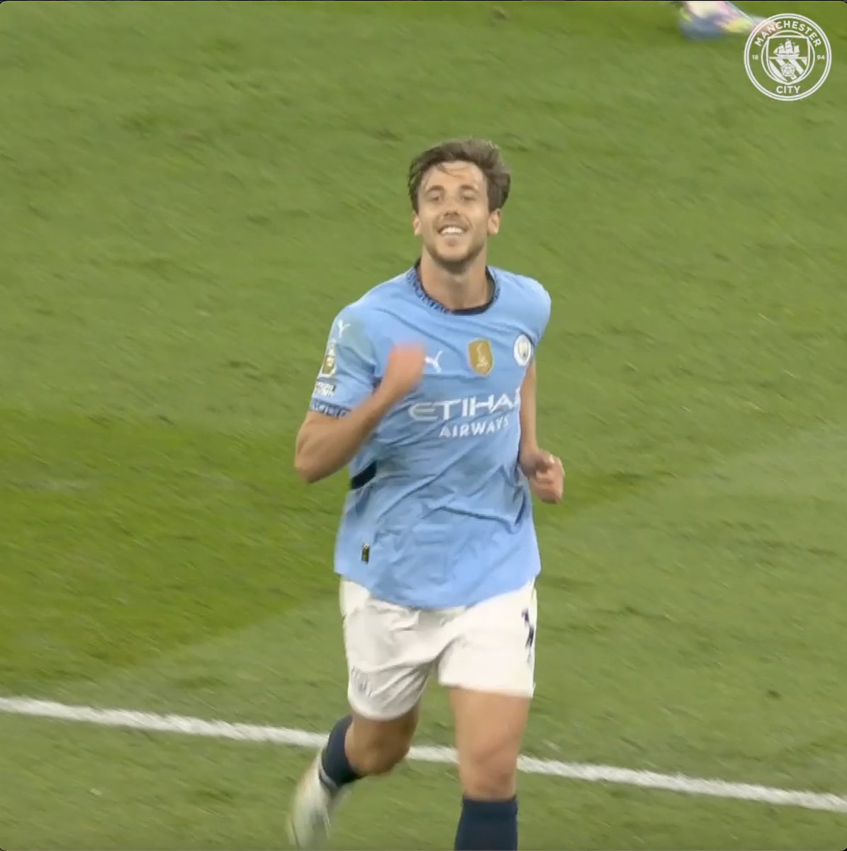 Nico G kissing the badge after the goal. He loves this club man