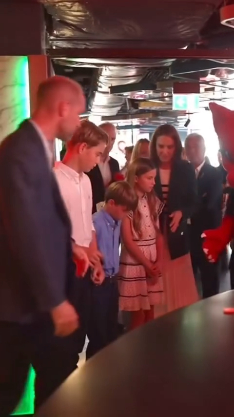 Prince William takes all of his royal duties seriously - including conversations with dragons🐉😂 The Prince of Wales had an earnest chat with Gwen, the official Team Wales mascot, at the Commonwealth Games with Princess Kate, Prince George, Prince Louis and Princess Charlotte, saying, “Very lovely to see you,” before Gwen carried on her way. Too sweet! 🥹 📽️: getty #princewilliam #royalfamily #commonwealthgames 📽️: getty #princewilliam #royalfamily #commonwealthgames