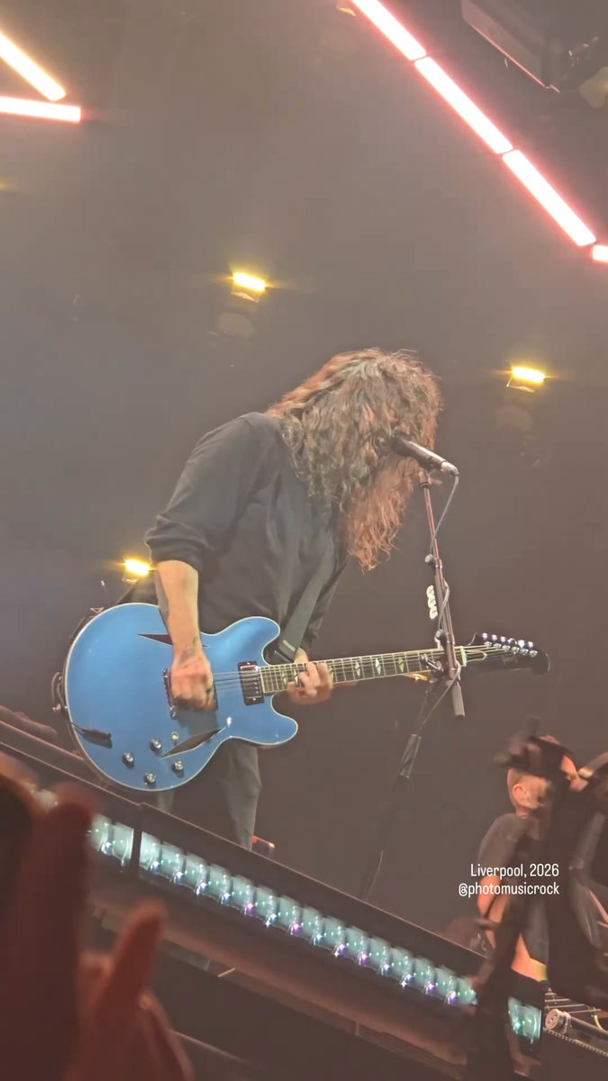 Dave Grohl is 57 years of age and still rocking harder than ever! Foo Fighters is pure energy live!