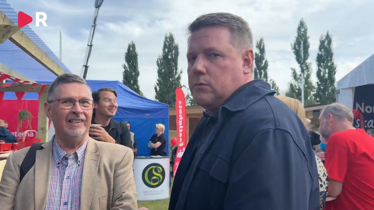 Se när S-toppen Tobias Baudin vägrar att svara på frågor från Riks