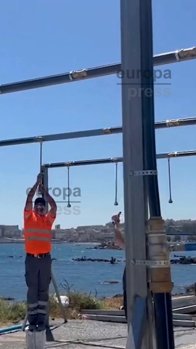 Instalan duchas y baños portátiles en la playa Trampolín en Ceuta, donde aún acampan más de mil migrantes