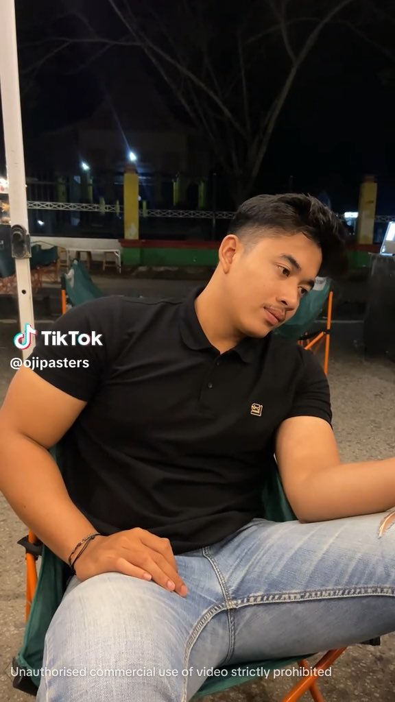 PULEN BANGET Definisi ayam geprek kalau jadi manusia. Mantep, pedes, renyah, kriuk, krenyes, Crispy, Nagih, Maknyos, Josjis, Prikitiuww