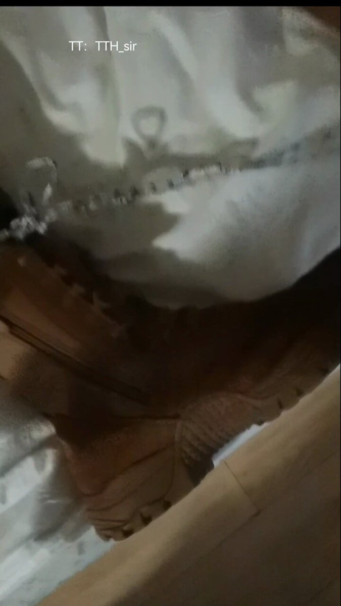 还没完全脱下来，46码黑袜大臭脚的味道就已经传出来了，到底穿了多少天才会穿成黑袜底反光🤔