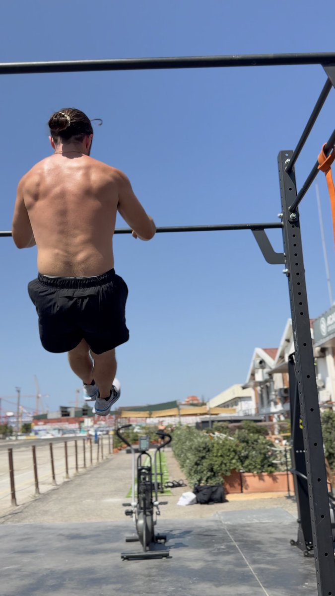 I finally figured out the muscle up! My technique isn’t perfect but I can do it and I’ll keep working on it. A year ago I was using bands to do full range pull ups, now I can add up to 25kg (55lbs) to my weight. Keep going. 💪