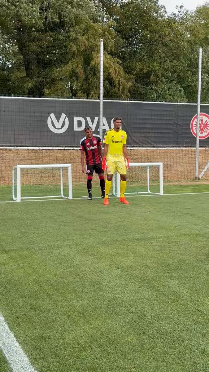 No matter the position, you can never take the Brazilian out the player 🇧🇷✨ #SGE