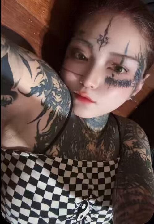 おやしゅみ🖤愛してるよ 財布なくして死ぬかと想ったけど 冷凍庫にあった爆 アホです🤣 明日もみんなに会いたいな おやすみ インスタのフォローされたは 嬉ションでもします🐶わんっ笑