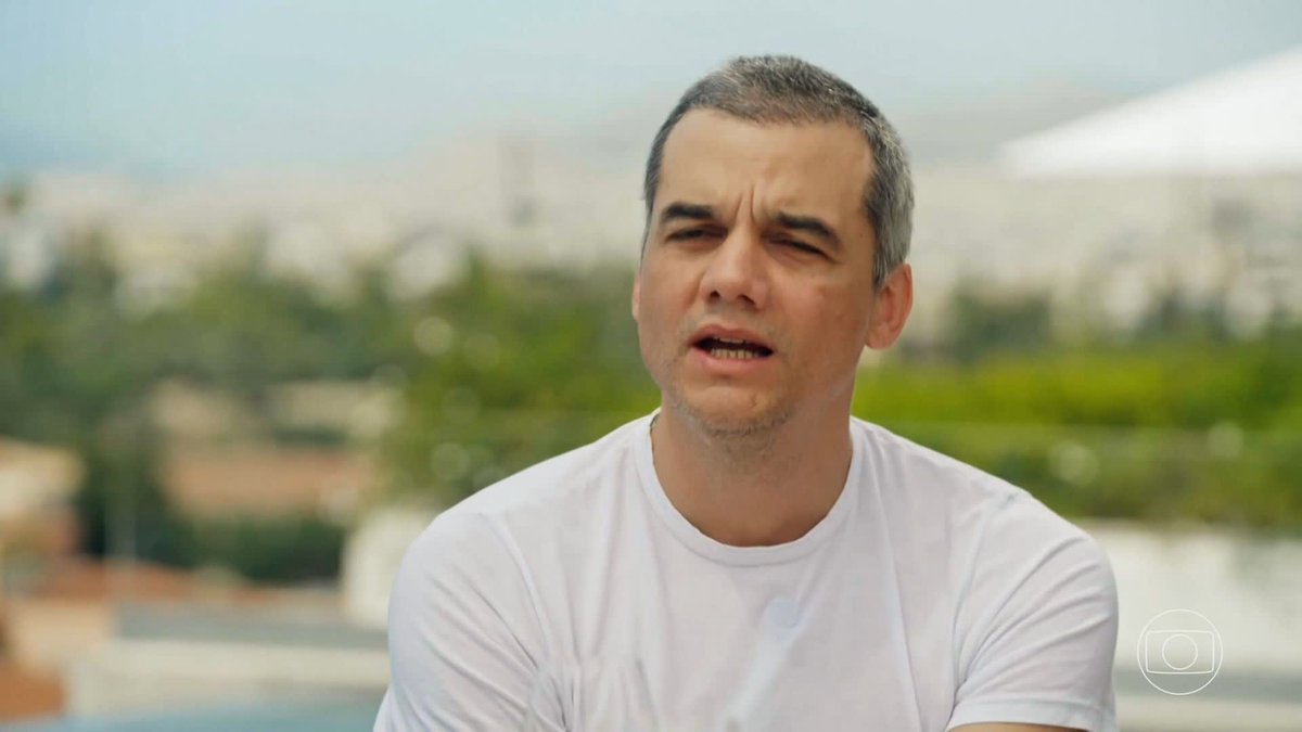 Na Grécia, tomando vinho, idiotas úteis falam sobre a vida difícil do brasileiro e quanto eles se importam com isso.