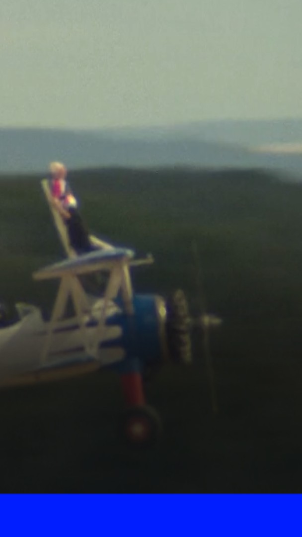 À 97 ans, elle bat un record en volant attachée à l'aile d'un avion
