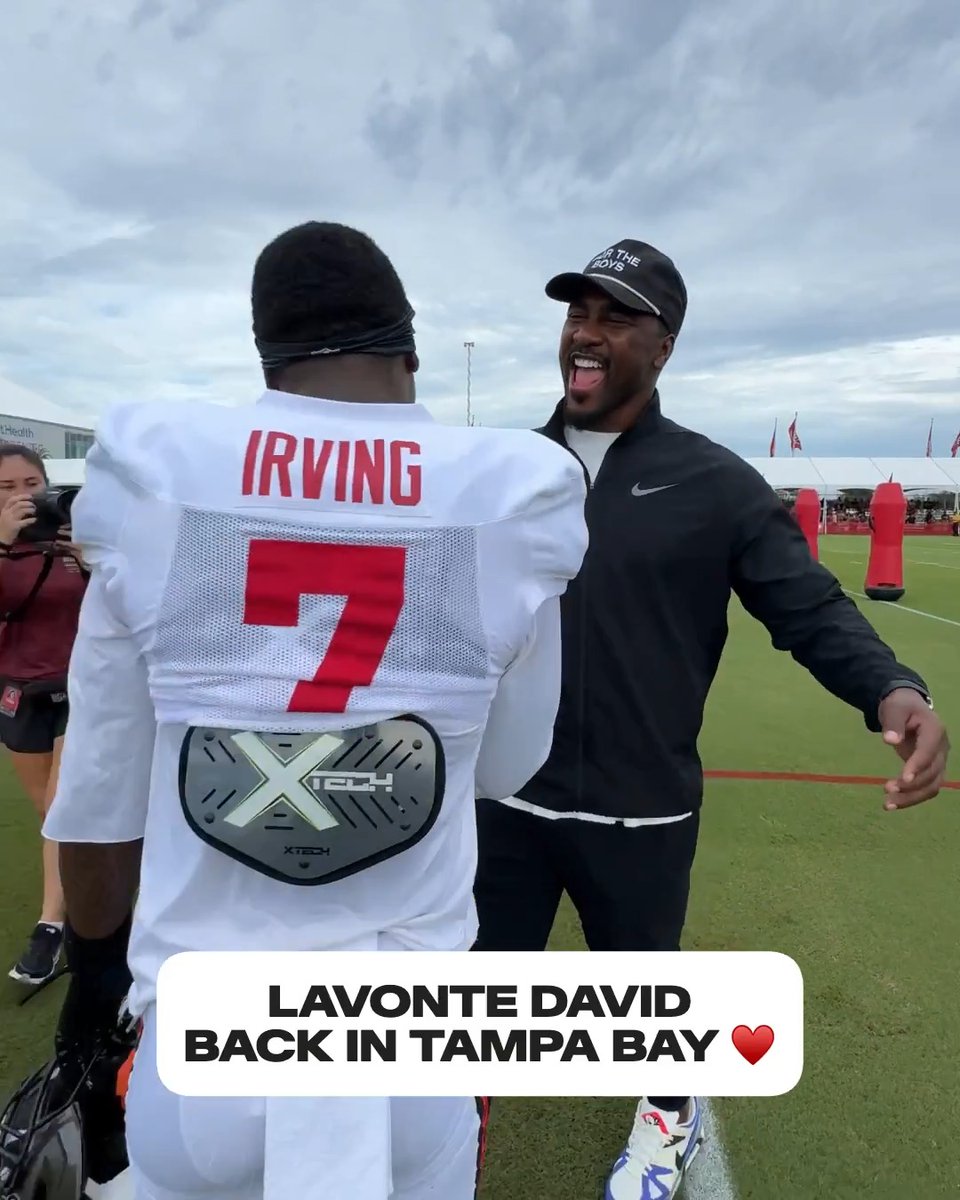 Lavonte David surprised his former teammates at practice 🥹