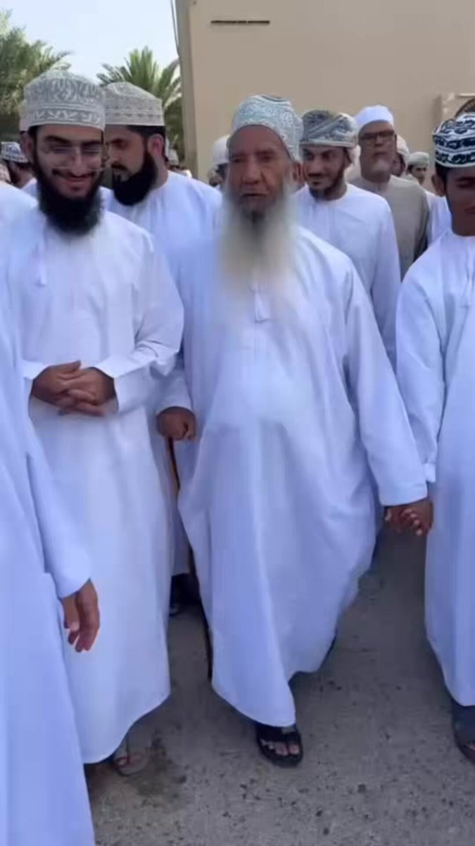 شوف شوف😅 عفوية طفل يعطي شيخنا المربي صندوقاً به مبلغاً من المال لجامع الإمام عبدالملك بن حميد وحوار تربوي فكاهي. حفظ الله شيخنا المربي والطفل المبارك والمحسنين . الشيخ حمود الصوافي للتحويل المباشر : 77702561