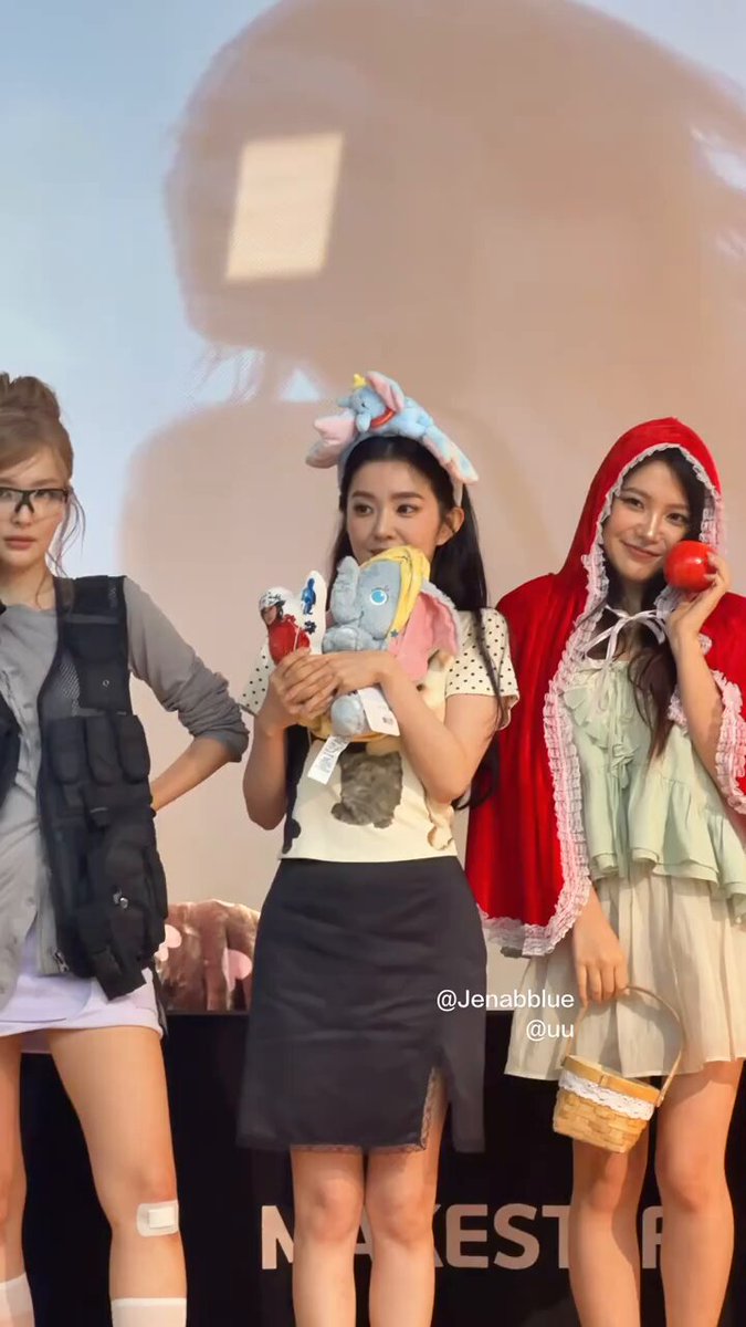 irene is trying to wink 🤣🤣🤣 and seulgi is laughing at her 😆😆