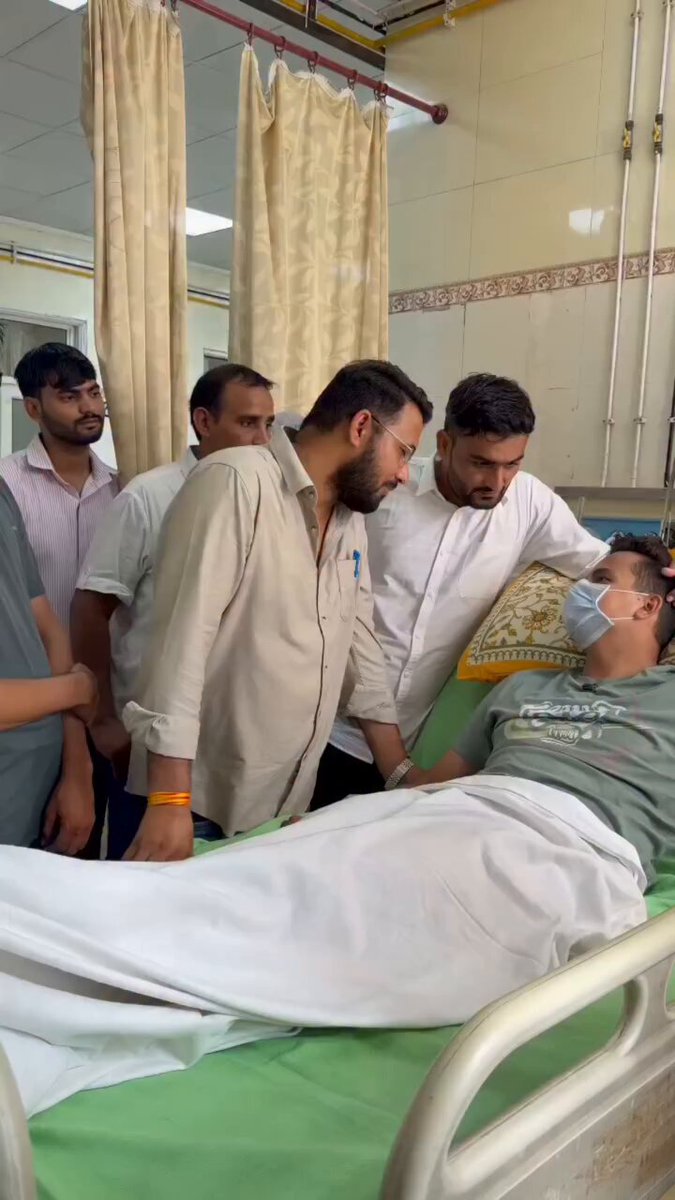 कल दिन में राजस्थान यूनिवर्सिटी के छात्र नेता छोटे भाई शुभम रेवाड़ से मिलकर स्वास्थ्य की जानकारी ली तथा अनशन तोड़कर लड़ाई जारी रखना के लिए कहा और खुशी हुई कल शाम को ही एक मजबूत आश्वासन के बाद अनशन तोड़ा।❣️🙏 SHUBHAM REWAR Bhera ram