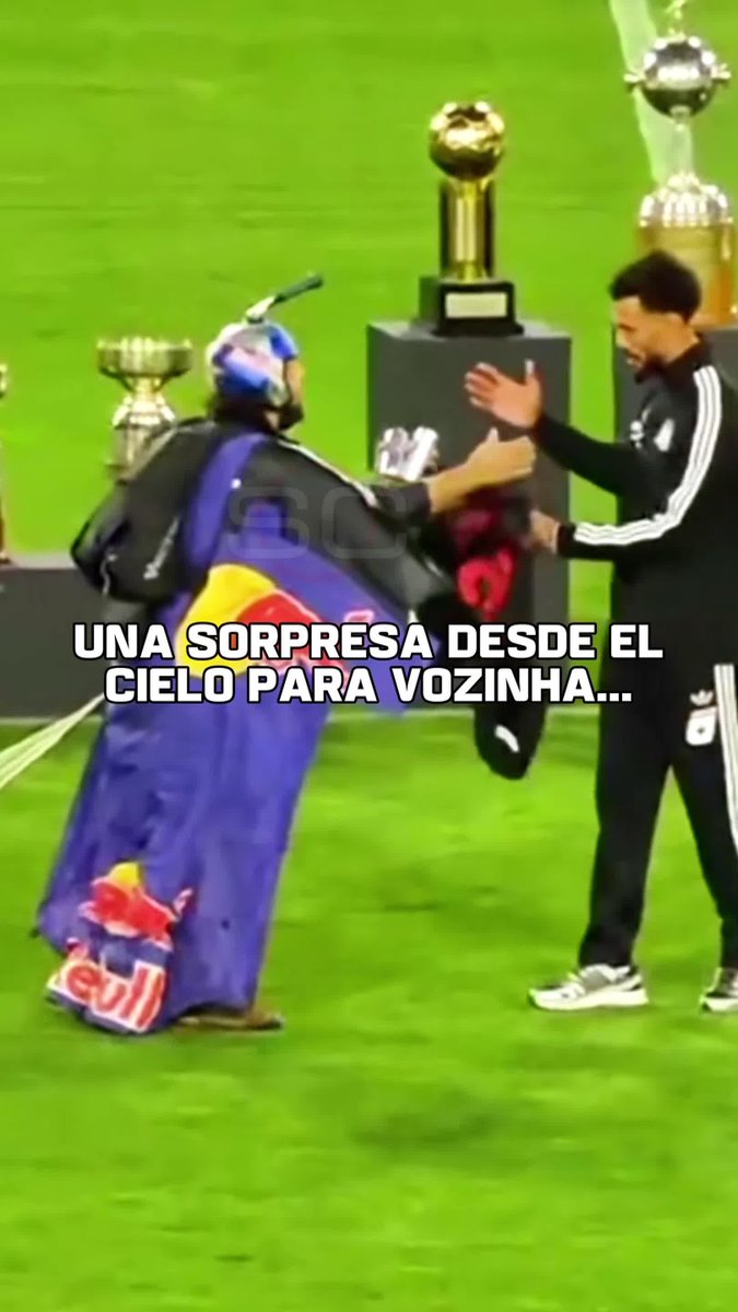 ESTO ES ESPECTACULAR: en plena presentación, así lo sorprendieron a Vozinha. ¡Desde el cielo de Santiago, cayó alguien con la camiseta de Colo Colo para el arquero!
