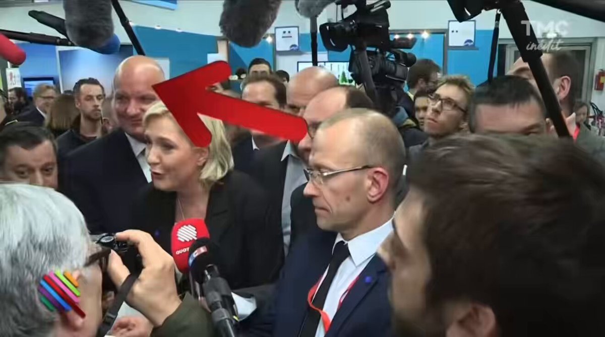 Trèfle de plaisanterie Jordan, n’est-ce pas ton parti qui malmène ici un journaliste parce qu’il a osé poser une question tout à fait pertinente (Marine a d’ailleurs été condamnée depuis) ? N’est-ce pas de l’intimidation, de la violence physique et de la lâcheté ? 🤡