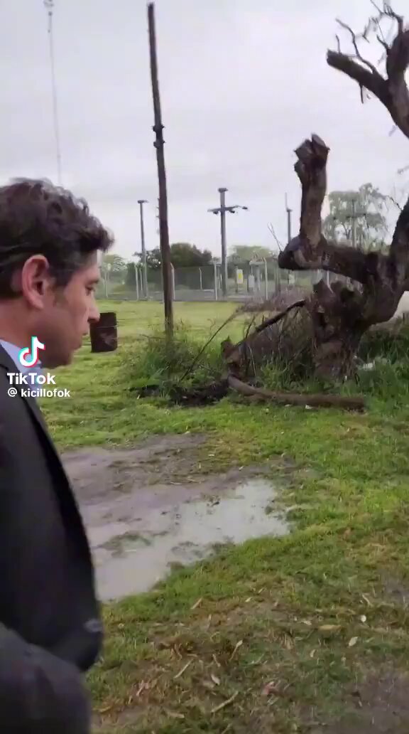 Seguro que el gobernador no viene, esta lloviendo un montón. El gobernador: vamos.