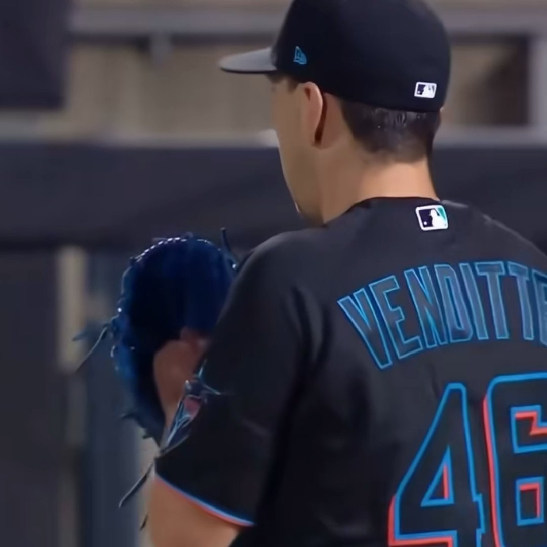 A pitcher who throws with BOTH hands. Pat Venditte is a cheat code 😳