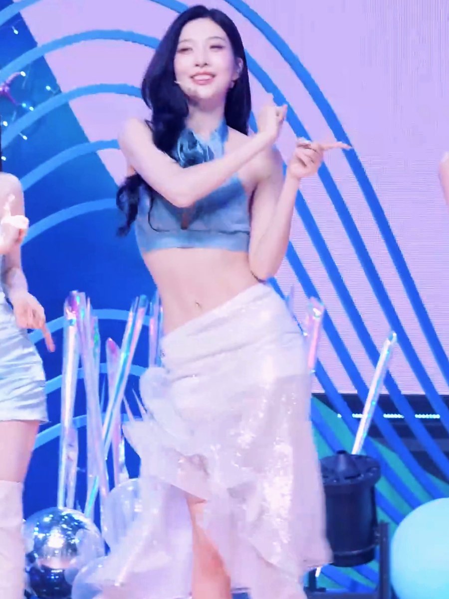 this outfit deserves to be in the hall of fame right next to peekaboo rainbow dress