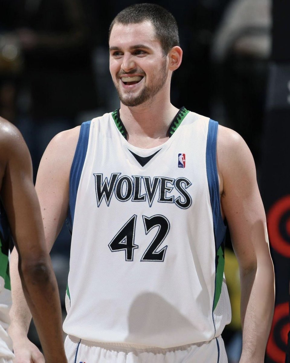 Kevin Love's iconic 31 points and 31 rebounds game against the Knicks! (2010) 31 PTS 31 REB 5 AST 1 BLK 42% FG (11/26) 80% FT (8/10)