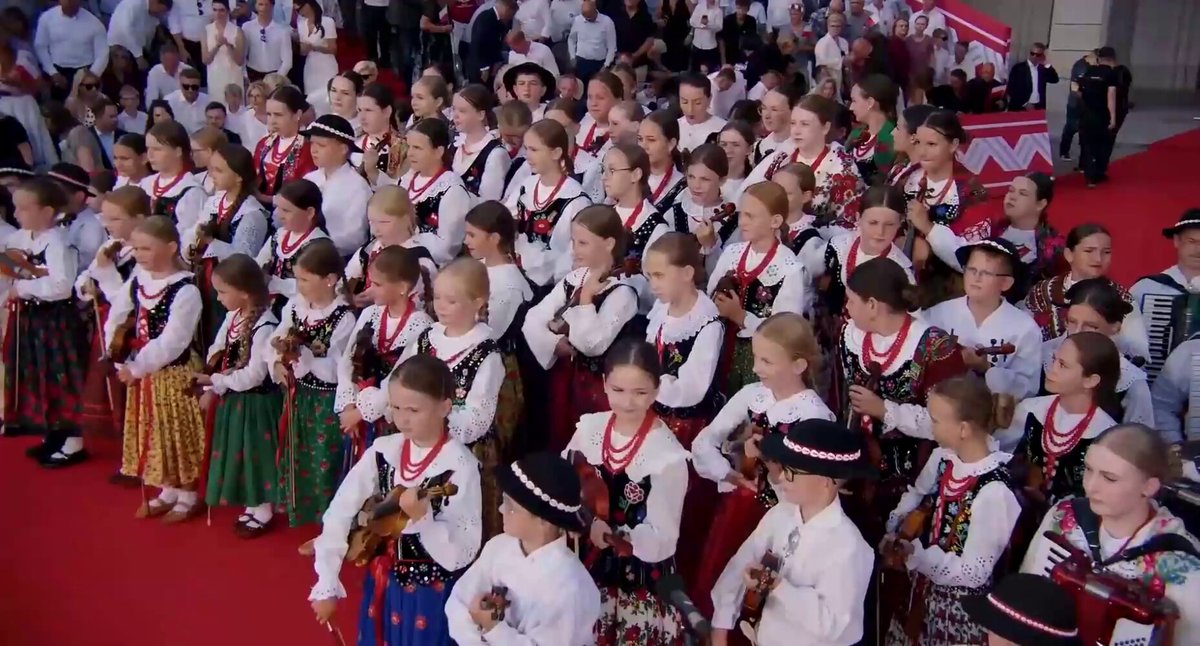 Ależ Prezydent Karol Nawrocki ugotował na swoją rocznicę. Tak się łączy tradycję i nowoczesność. Przed Pałacem Prezydenckim pojawił się ELDO, który wraz z MAŁYMI GÓRALAMI zarapował przed Prezydentem swój legendarny kawałek "Nie pytaj o Nią". Sam Nawrocki jak zahipnotyzowany xD