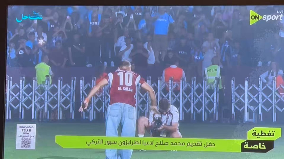 ثمة لحظات لا تُقاس بعدد الجماهير، بل بما تختزنه من معنى. امتلأت مدرجات طرابزون بعشرات الآلاف لاستقبال محمد صلاح، لم يكن المشهد احتفالًا بلاعبٍ وقّع عقدًا جديدًا، بل كان تحيةً لرجلٍ قضى سنوات من عمره يبني نجاحاته حجرًا فوق حجر، حتى صار اسمه مرادفًا للإلهام والنجاح والتوهج .. من قرية مصرية هادئة، خرج شاب يحمل حلمًا أكبر من الطريق، ولم يطلب من الدنيا شيئًا سوى فرصة، وحين منحته الفرصة، ردَّ الجميل بالعمل، وردَّ على الشك بالنجاح، وعلى المستحيل بالإنجاز.. محمد صلاح لم يعد يملك جماهير تشجعه فحسب، بل قلوبًا تحبه، لأن الناس قد تعشق الموهبة، لكنها لا تُخلص إلا لمن يجمع بين الموهبة والأخلاق، وبين العظمة والتواضع. سيأتي يوم يعتزل فيه محمد صلاح، لكن الحكايات الجميلة لا تعتزل أبدًا، ستظل الأجيال تتذكر أن شابًا مصريًا حمل وطنه في قلبه، فسافر به إلى العالم، وأعاد إلينا جميعًا شعورًا نادرًا بالفخر… ذلك هو محمد صلاح ❤️