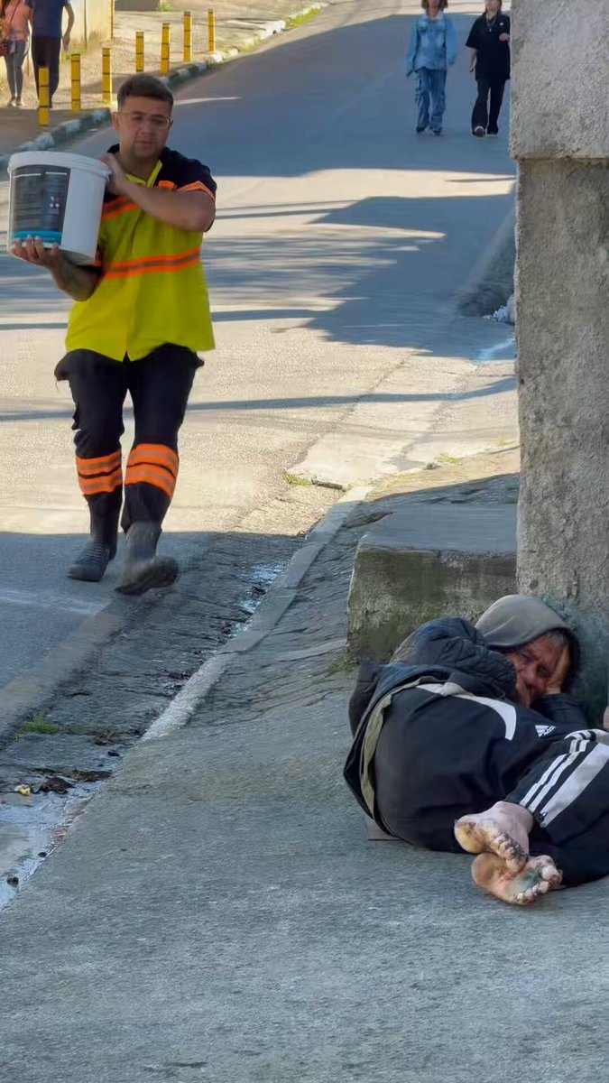 Qual a necessidade de humilhar antes de ajudar? Essa abordagem é péssima.